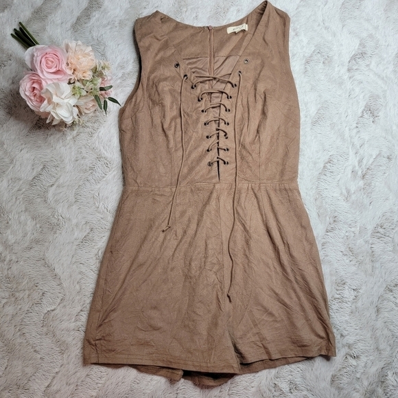 ✨️CL Illa Illa Tan Soft Sleeveless Lace Up Detail Romper Size L - Picture 1 of 13
